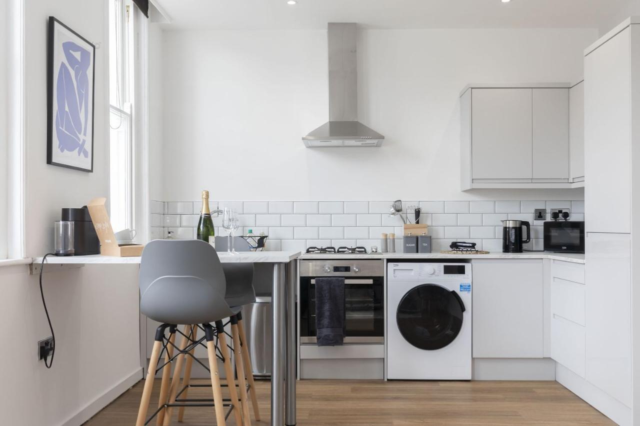 Beautifully Presented Newly Renovated City-Centre Apartment In Cheltenham Exteriör bild