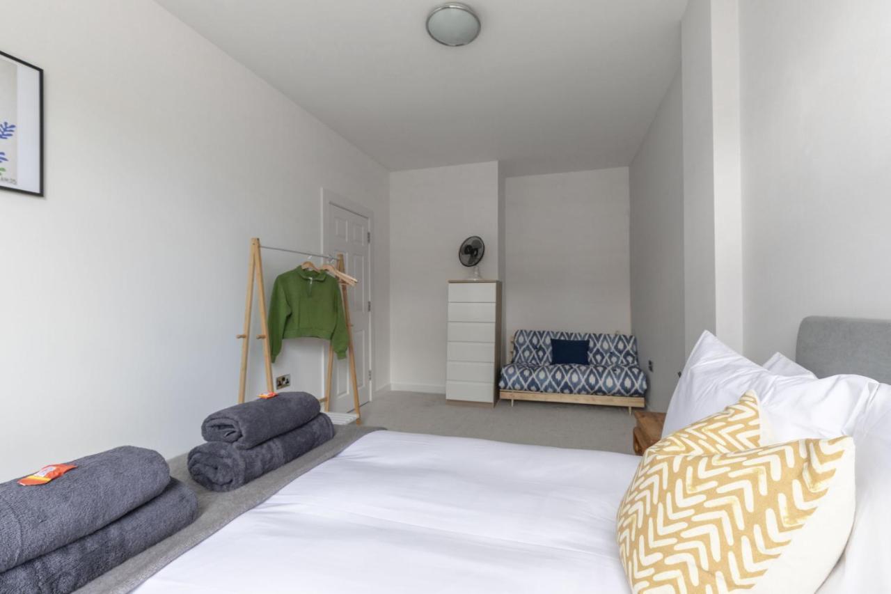 Beautifully Presented Newly Renovated City-Centre Apartment In Cheltenham Exteriör bild